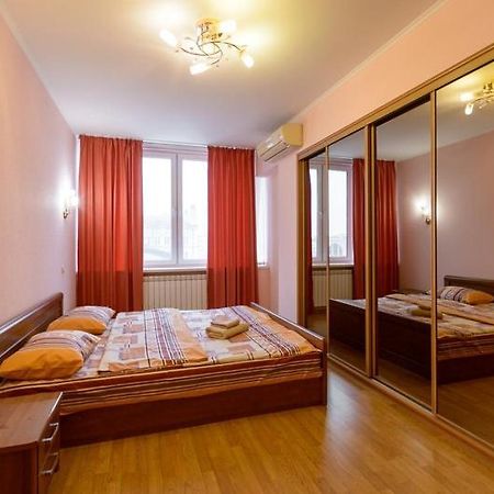 Апартаменти 3-Кімнатні Поруч З М. Театральна Київ Екстер'єр фото